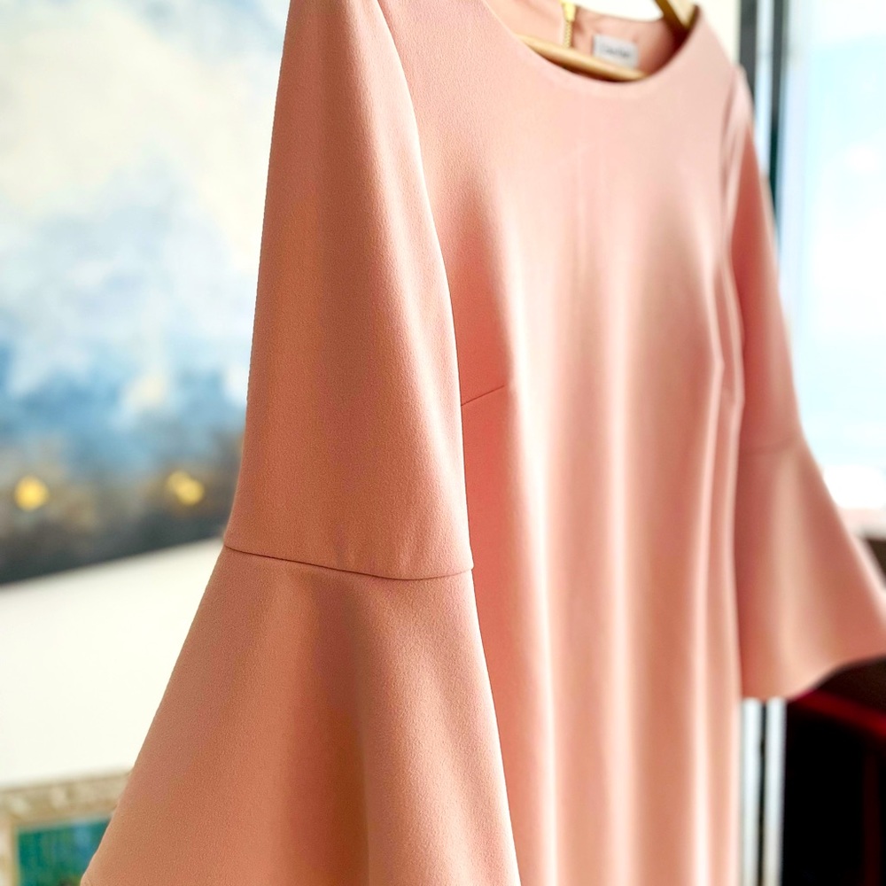 Elegante Calvin Klein bell sleeves dress